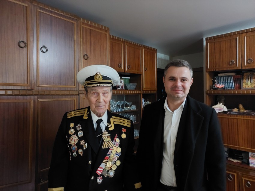 Сотрудники компании «Металлоптторг» поздравили ветерана с праздником Победы